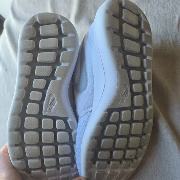 White Nike Sneakers 7.5 - Picture 5 of 5